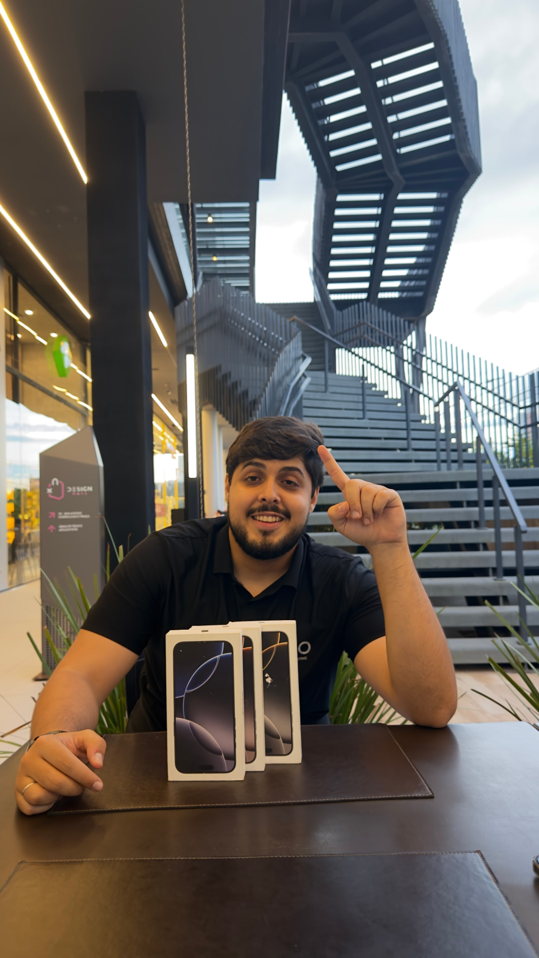 Fundador da Dexo Digital com iPhones lacrados